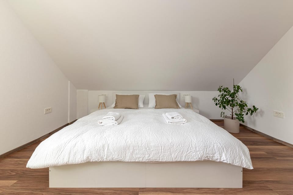 Bed, Photo of the whole room, Bedroom, towels