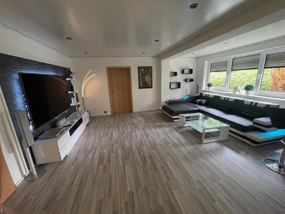 Communal lounge/ TV room, TV and multimedia, Living room, Seating area, Evening entertainment
