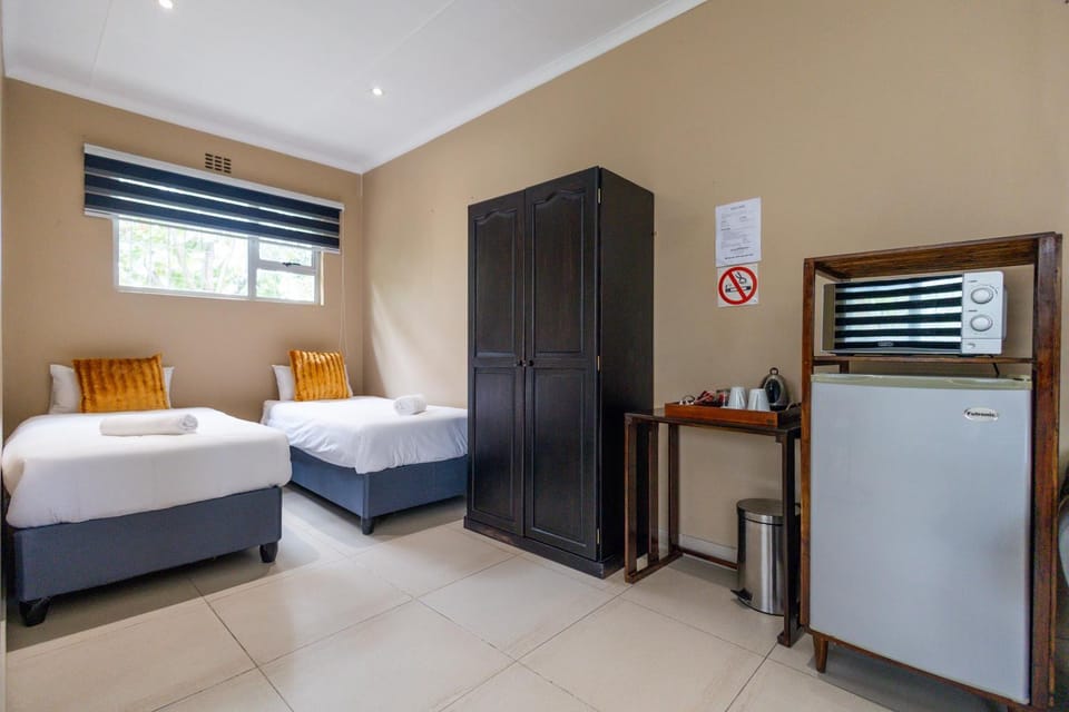 Bed, Bedroom, minibar, wardrobe