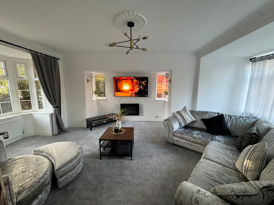 Manchester City Oasis - Spacious 5 Bedroom House House in Manchester