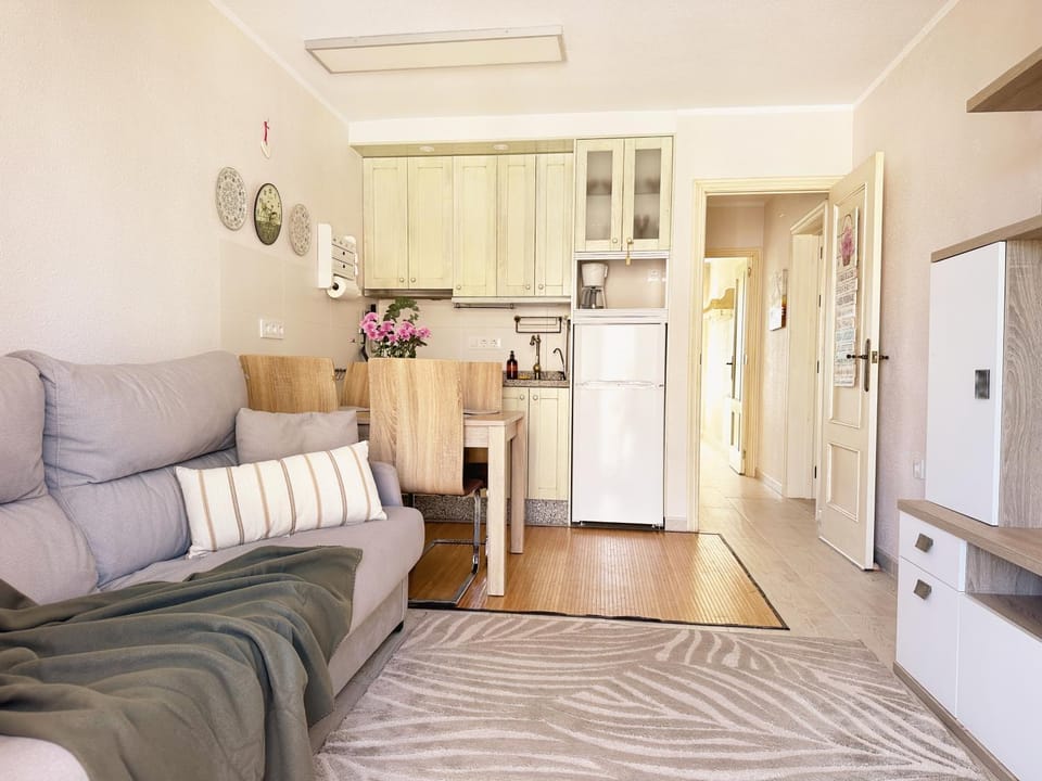 Kitchen or kitchenette, Living room, Seating area, Dining area, stove
