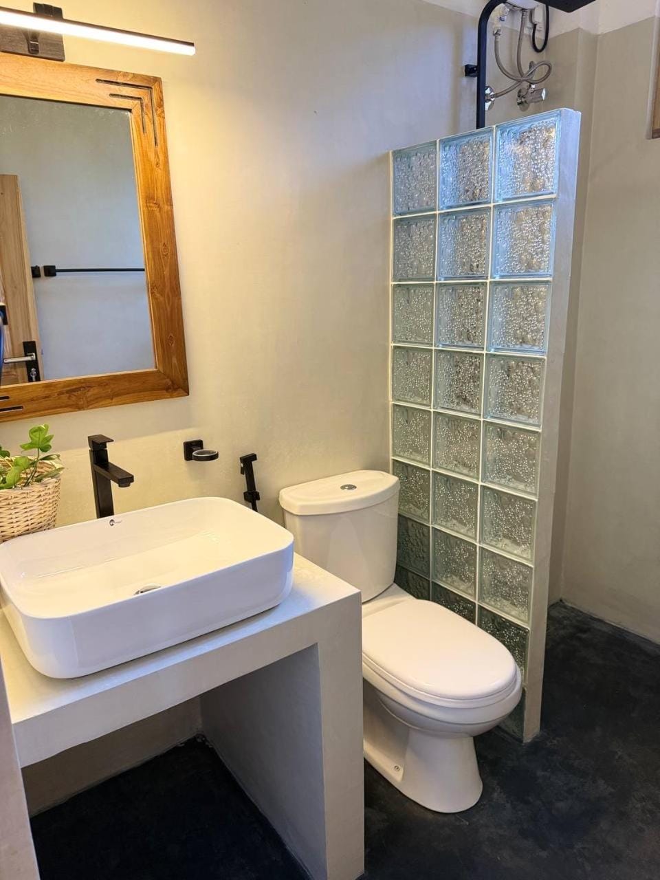 Coconut Palm beach restaurant and rooms Inn in Southern Province