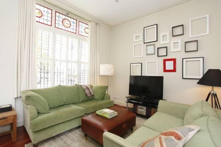 Day, Living room
