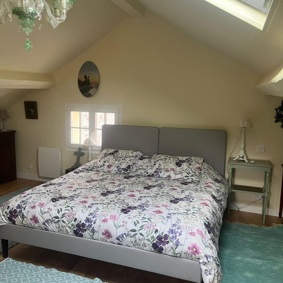 Photo of the whole room, Bedroom