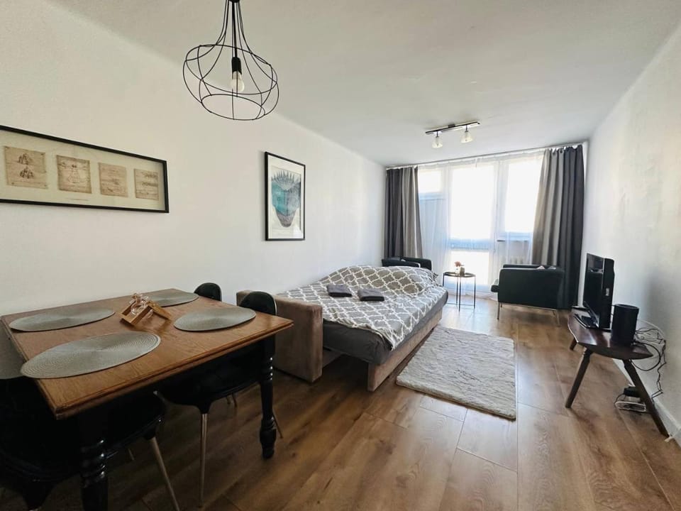 Bed, TV and multimedia, Photo of the whole room