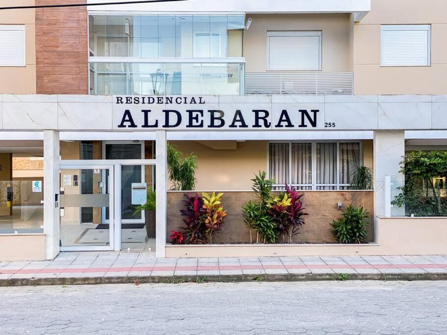 Apto bem localizado, 3 qtos sendo 1 súite - 0129 Apartment in Florianopolis