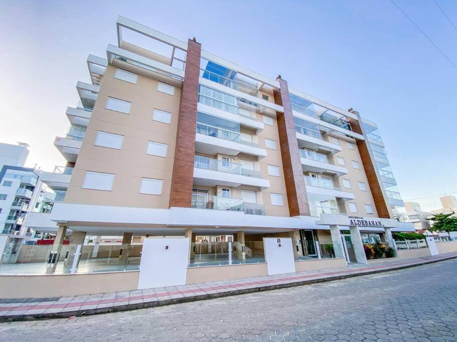 Apto bem localizado, 3 qtos sendo 1 súite - 0129 Apartment in Florianopolis