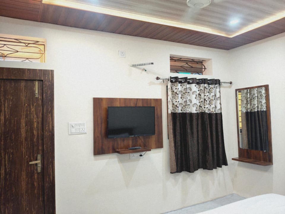 Bed, TV and multimedia, Photo of the whole room
