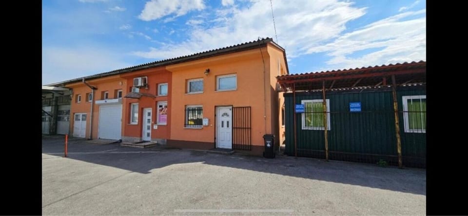 Property building, Neighbourhood