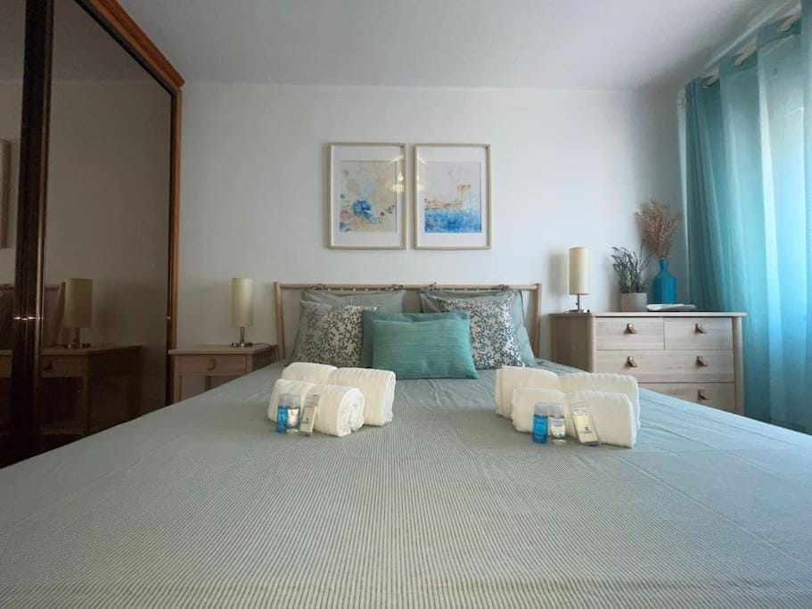 Bed, Bedroom, towels
