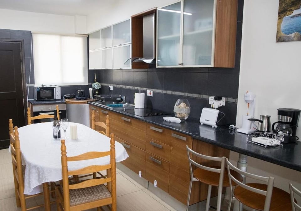 Coffee/tea facilities, Kitchen or kitchenette, Dining area, minibar, stove, toaster