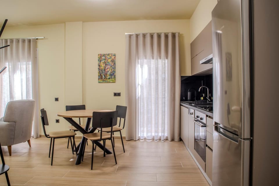 Kitchen or kitchenette, Dining area
