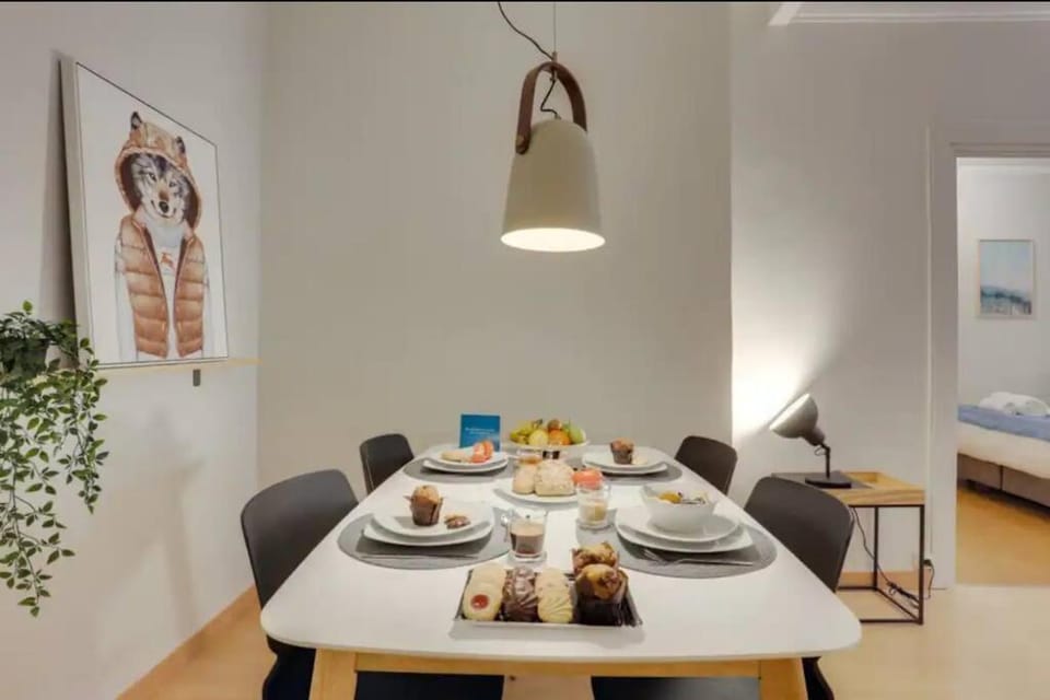 Bed, Living room, Food and drinks, Seating area, Dining area, Bedroom, Drinks