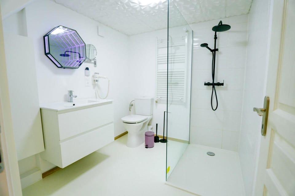Shower, Toilet, Bathroom, hair dryier, heating