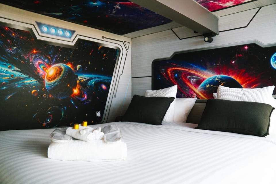 Bed, Decorative detail, towels