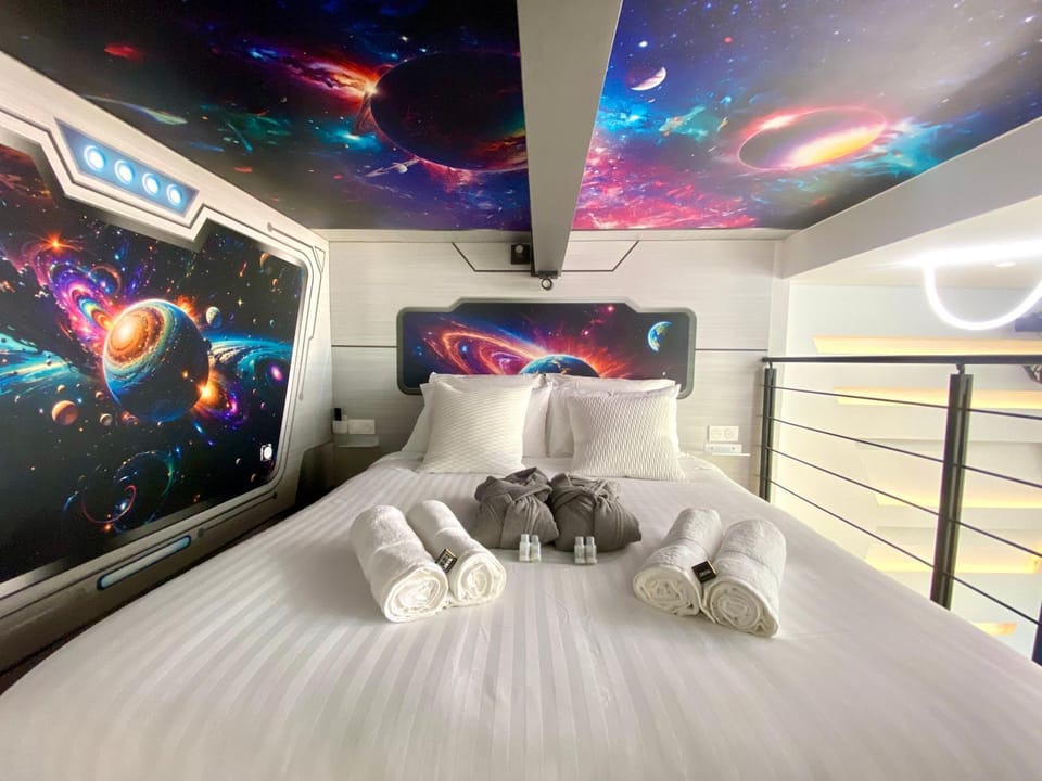 Bed, Bedroom, towels