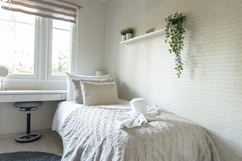 Bed, Photo of the whole room, Bedroom, towels