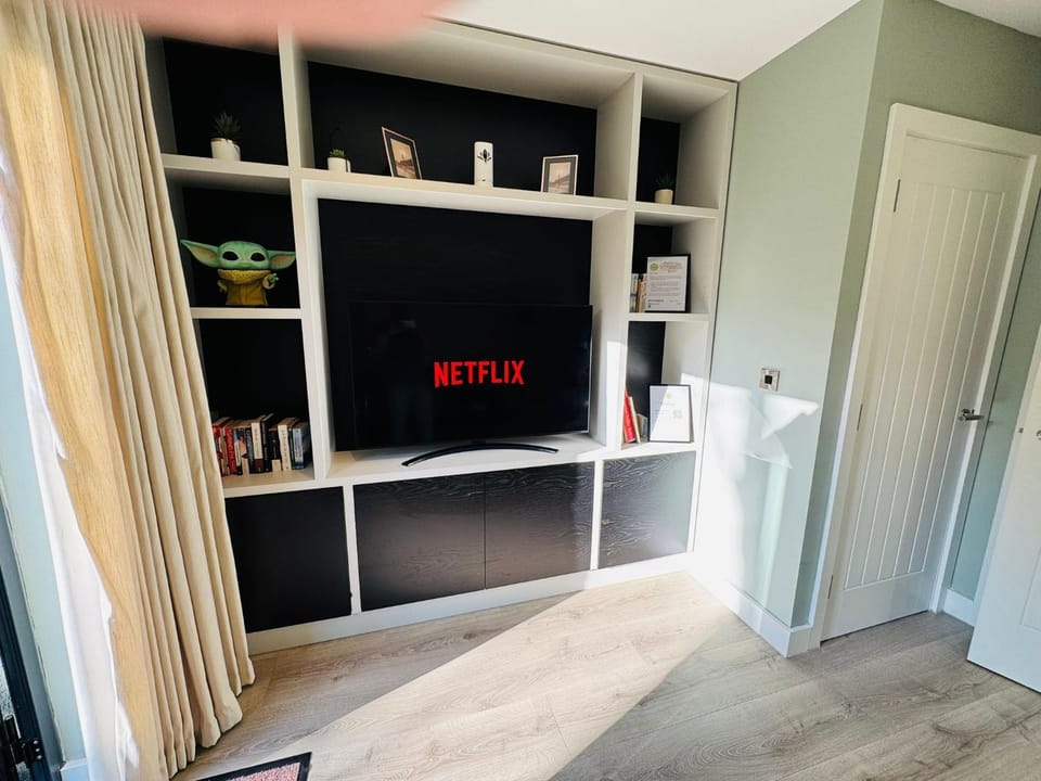 #13 Elegant Solihull Townhouse - Sleeps 10 - NEC BHX - "Perfect for Contractors and Families - Fee Parking Apartment in Shirley