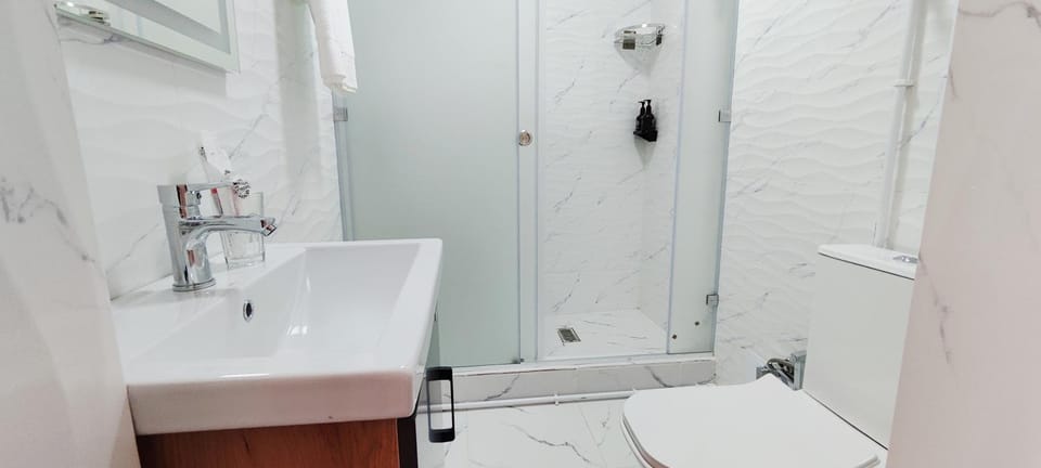 Shower, Toilet