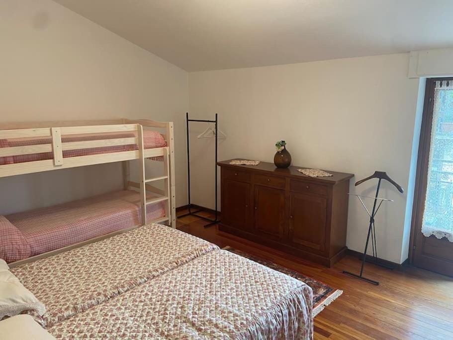 Photo of the whole room, Bedroom, bunk bed