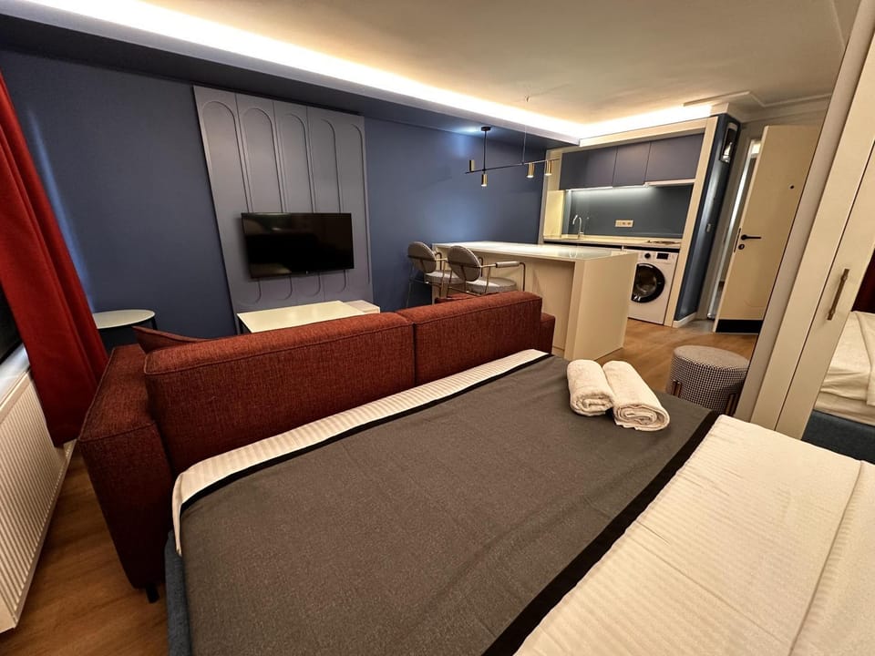 TV and multimedia, Kitchen or kitchenette, Photo of the whole room, Seating area, microwave, kitchen