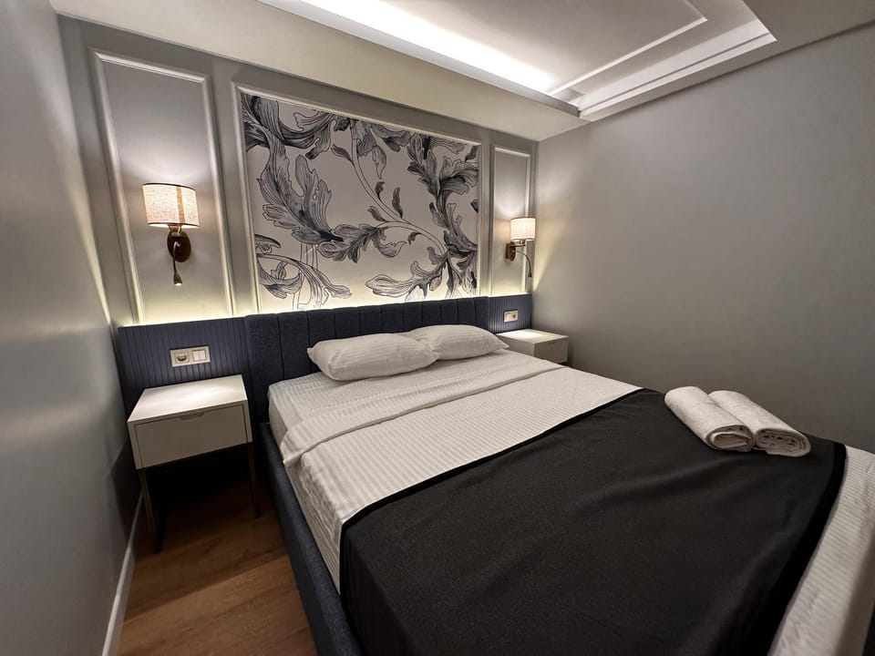 Bed, Photo of the whole room, Bedroom, towels