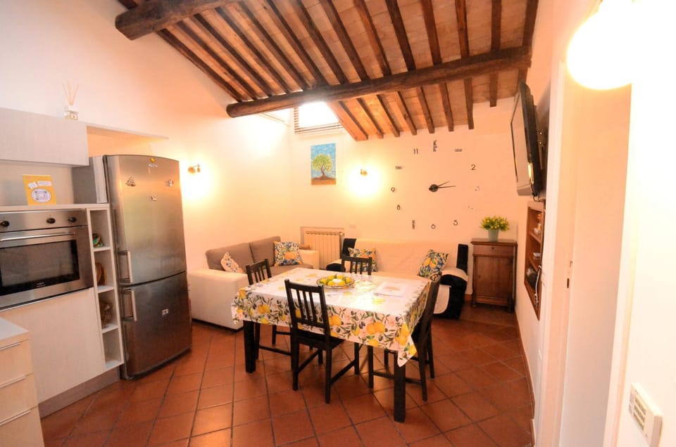 Living room, Seating area, Dining area, oven, pet friendly