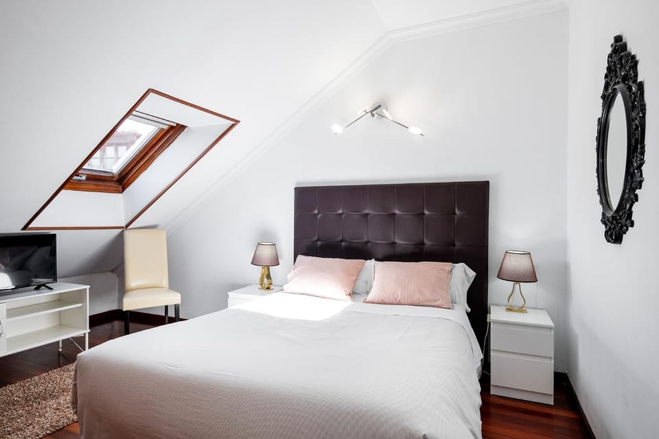 Bed, TV and multimedia, Photo of the whole room, Bedroom