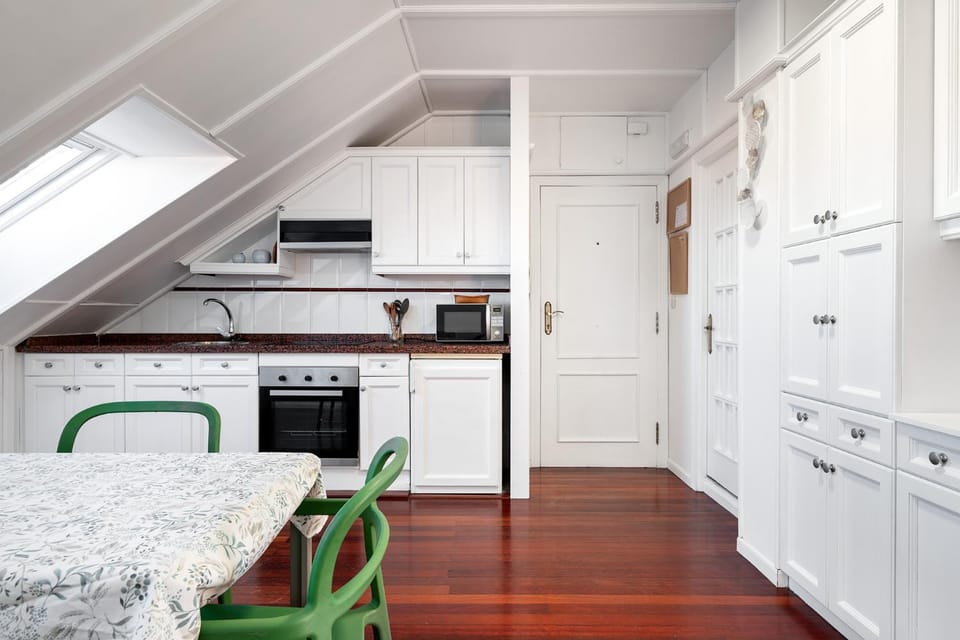 Kitchen or kitchenette, Dining area, oven, pet friendly, stove
