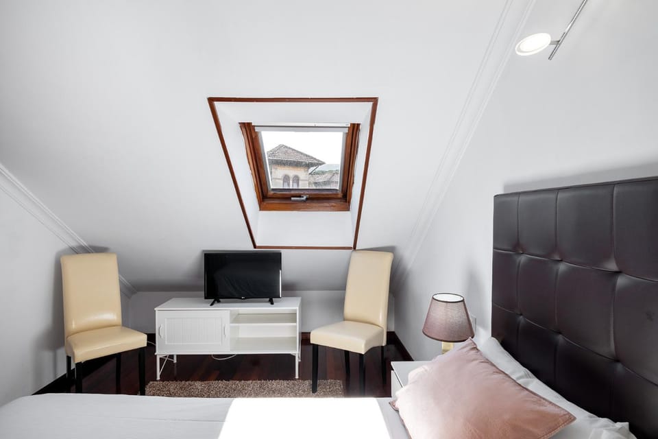 Bed, TV and multimedia, Bedroom
