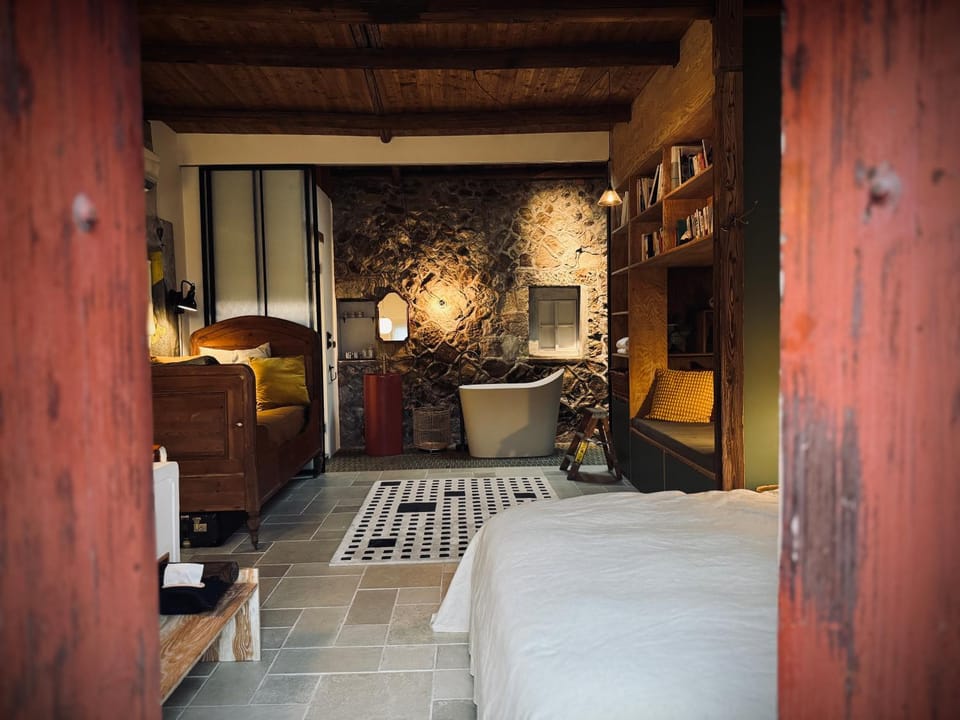 Photo of the whole room, Bedroom
