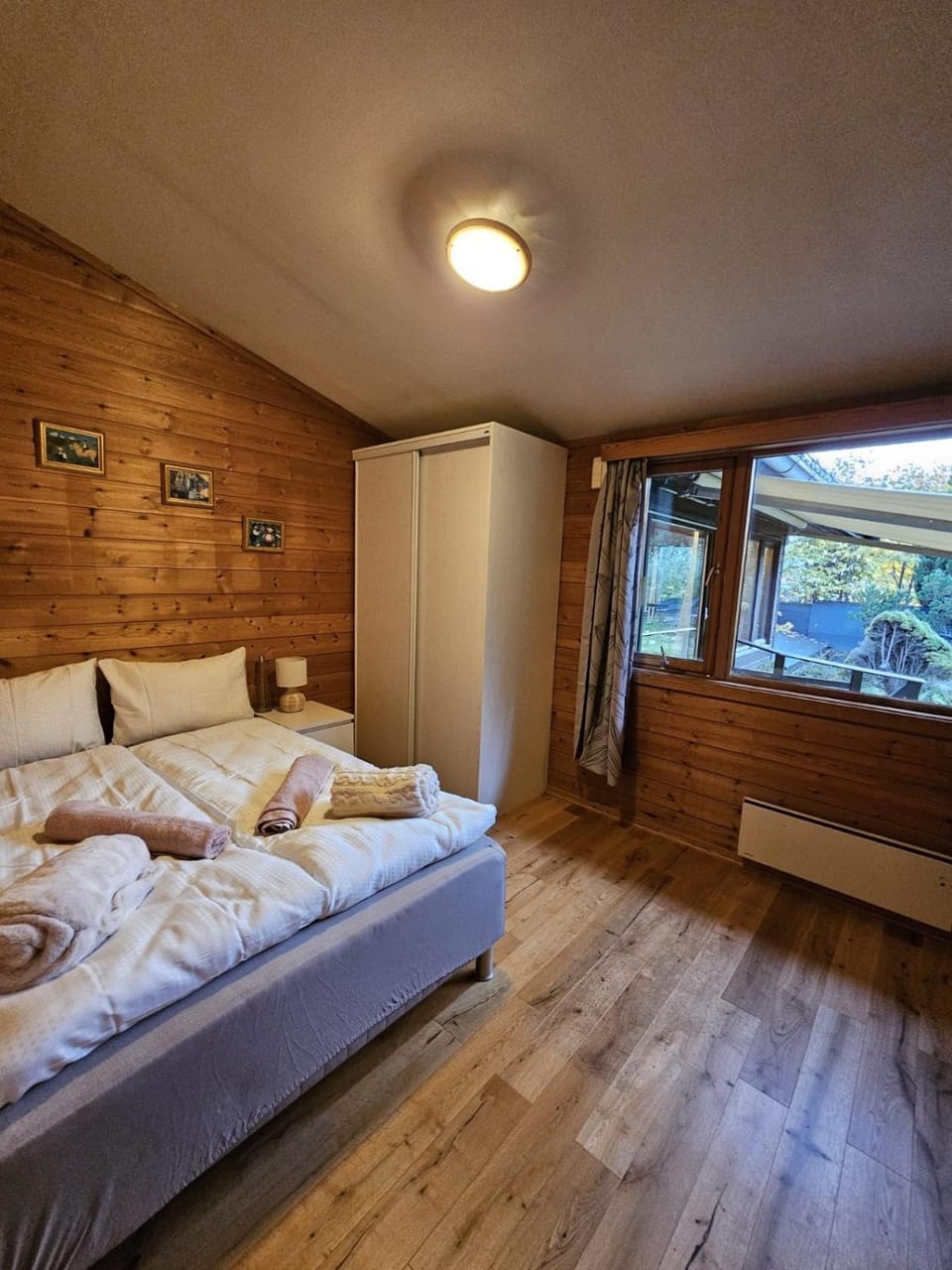 Bed, Photo of the whole room, Bedroom, towels