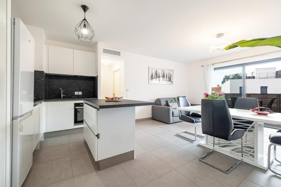 Kitchen or kitchenette, Living room, oven, stove
