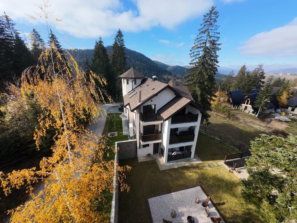 Property building, Day, Natural landscape, Bird's eye view, Mountain view