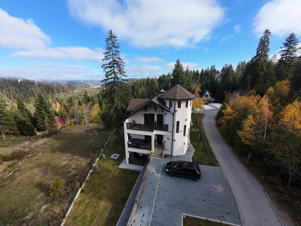 Property building, Day, Neighbourhood, Natural landscape, Bird's eye view, Landmark view, Parking