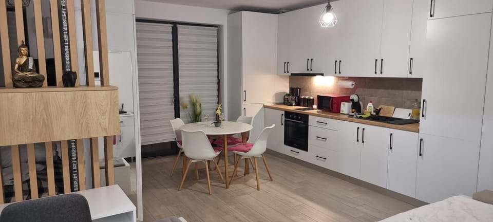 Coffee/tea facilities, Kitchen or kitchenette, Dining area, oven, stove, toaster