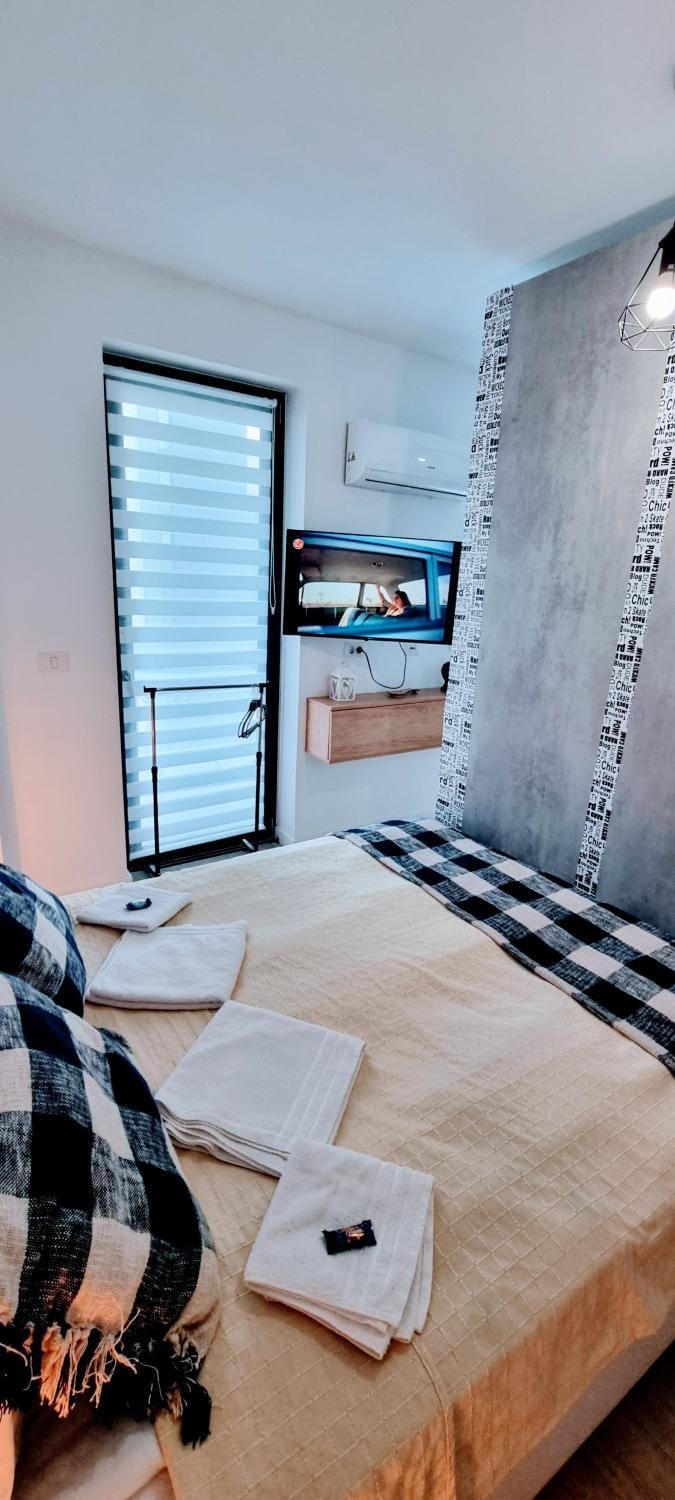 Bed, Photo of the whole room, Bedroom, towels