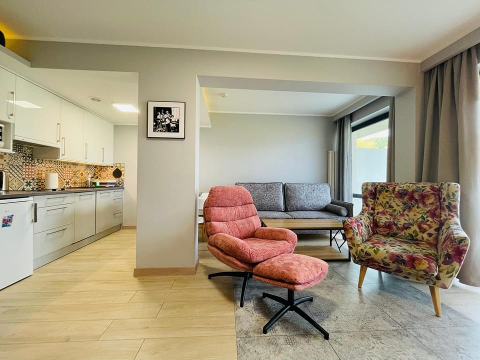 Kitchen or kitchenette, Living room, Seating area, Dining area, minibar, stove