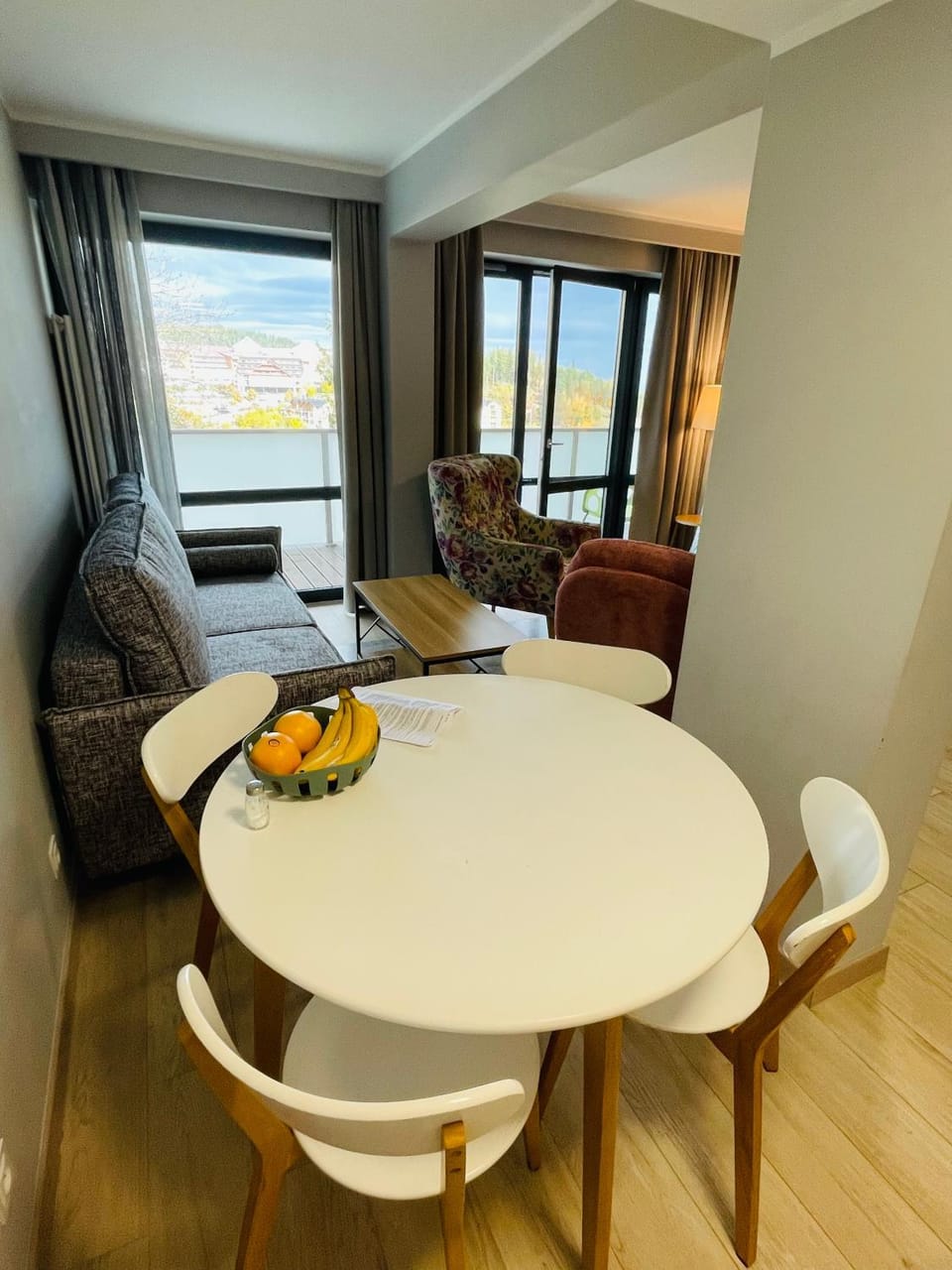 Living room, Food and drinks, Seating area, Dining area, Food