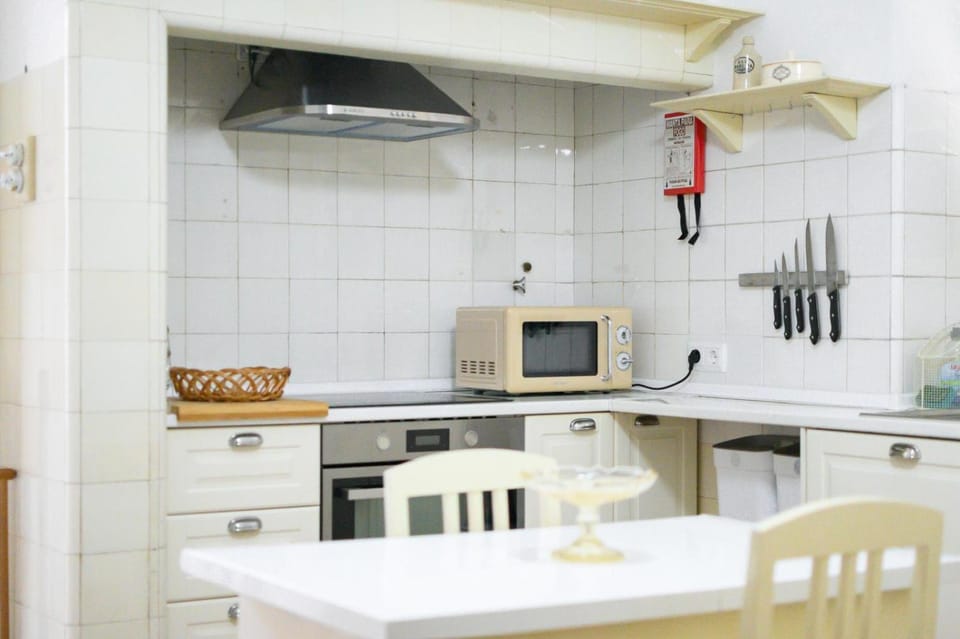 Kitchen or kitchenette, Dining area, oven, stove