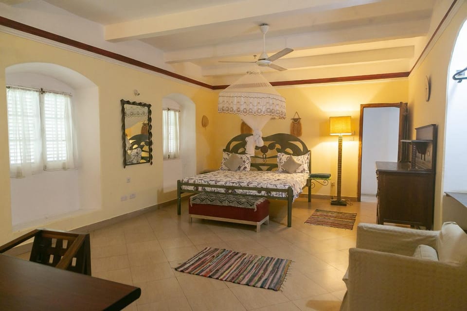 Bed, Photo of the whole room, Decorative detail, Decorative detail, Bedroom, air conditioner, air conditioner