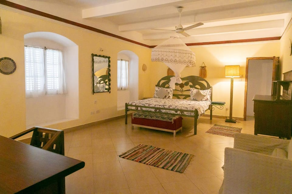 Bed, Photo of the whole room, Decorative detail, Decorative detail, Bedroom, air conditioner, air conditioner