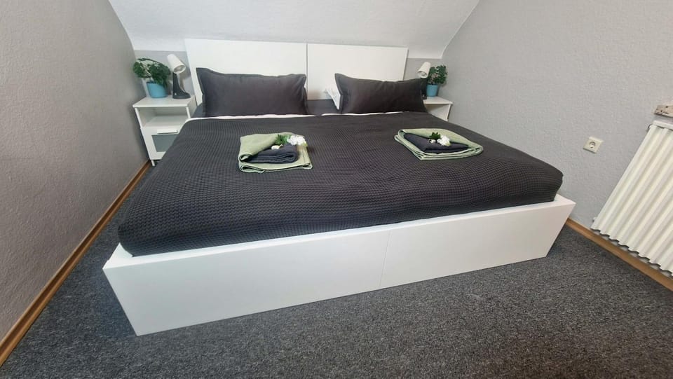 Bed, Photo of the whole room, Bedroom, towels
