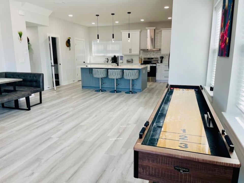 Modern Downtown Townhouse, Sleep 8, Games, Garage House in Tampa