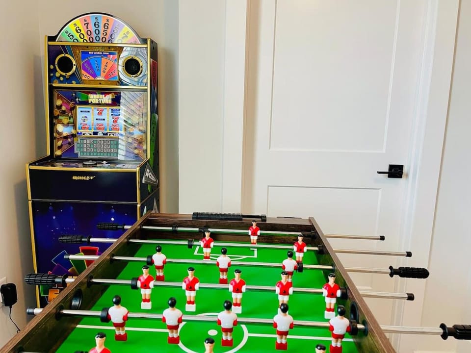 Modern Downtown Townhouse, Sleep 8, Games, Garage House in Tampa