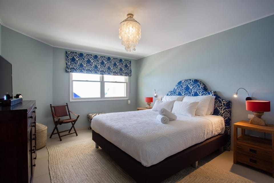 Bed, TV and multimedia, Bedroom