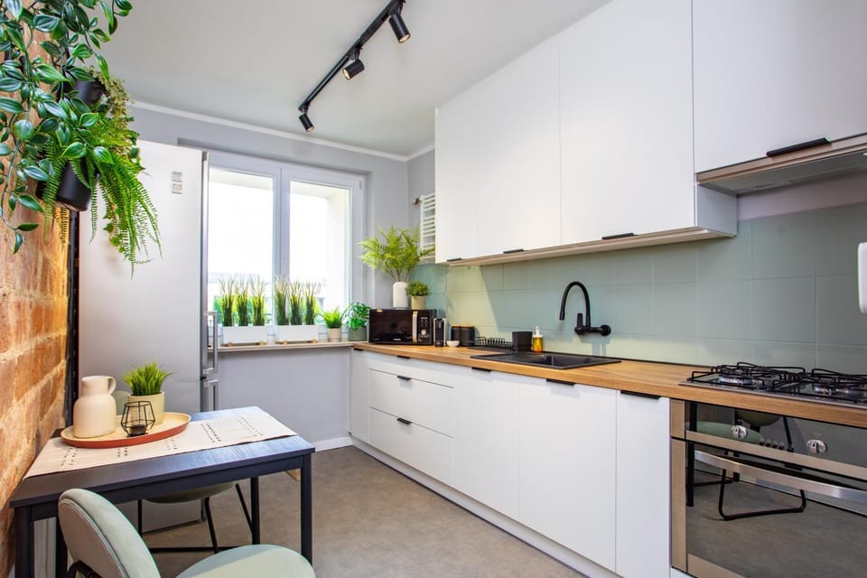 Kitchen or kitchenette, Dining area, stove