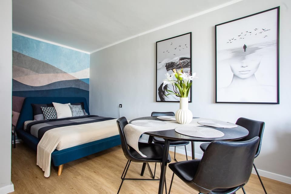 Bed, Living room, Photo of the whole room, Seating area, Dining area, Bedroom