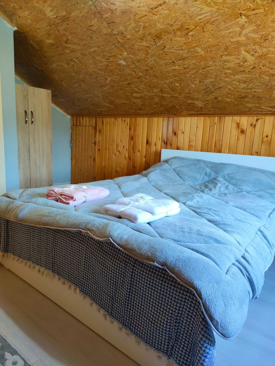 Bedroom, towels