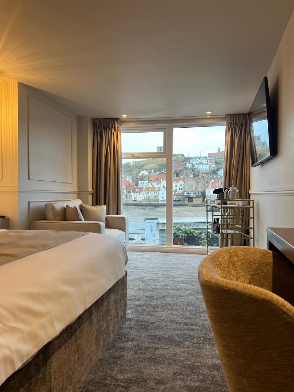 Bed, Photo of the whole room, Seating area, Evening entertainment, Bedroom
